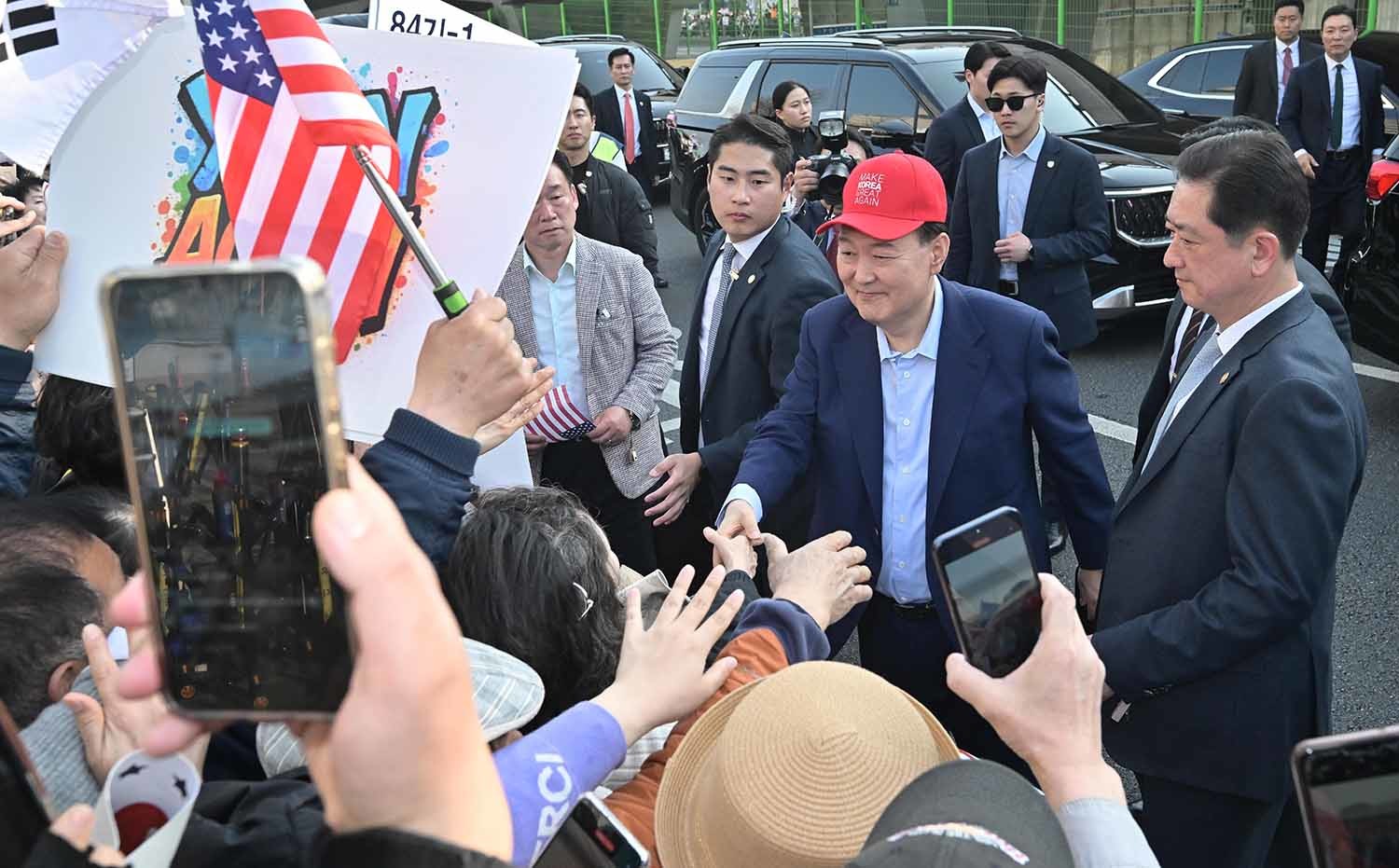 윤석열 전 대통령이 11일 오후 서울 용산구 대통령 관저에서 나와 지지자들과 인사하고 있다. / 뉴스1 (공동취재)