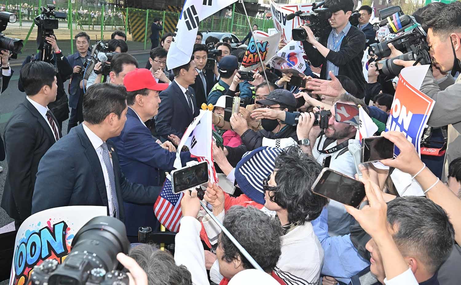 윤석열 전 대통령이 11일 오후 서울 용산구 대통령 관저에서 나와 지지자들과 인사하고 있다. / 뉴스1 (공동취재)