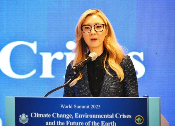 월드서밋 2025 첫 분과 세션 ‘기후환경과 지구의 미래’에서 한학자 총재를 대신해 인사말하는 문선진 HJIFEP 상임이사