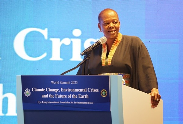 월드서밋 2025 첫 분과 세션 ‘기후환경과 지구의 미래’ 에서 특별연설하는 완지라 마타이 세계자원연구소 아프리카 및 글로벌 파트너십 총괄책임자