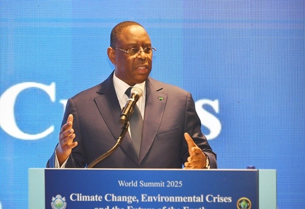 월드서밋 2025 첫 분과 세션 ‘기후환경과 지구의 미래’ 에서 축사하는 마키 살 전 세네갈 대통령