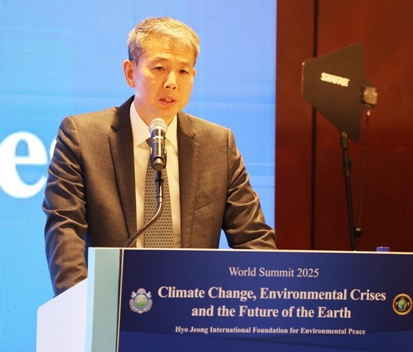 월드서밋 2025 첫 분과 세션 ‘기후환경과 지구의 미래’에서 축사하는 정기용 대한민국 기후변화대사