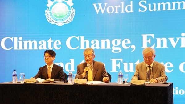 월드서밋 2025 첫 분과 세션에서 ‘지속 가능한 지구 환경 탐색 기후 위기를 극복하기 위한 혁신과제’의 주제로 세션을 진행하는 방건웅 한국 뉴욕 주립대학교 석자교수와 패널들