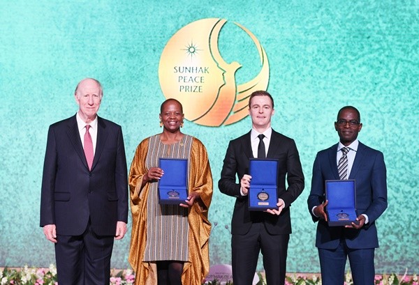 제6회 선학평화상 시상식에서 선학평화상 수상자 기념 (좌측부터 토마스 월시 공동위원장 완지라 마타이 휴에반스 패트릭 아우아)