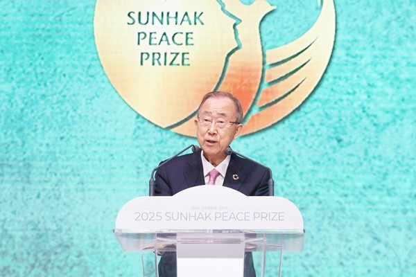 제6회 선학평화상 시상식에서 축사를 하는 반기문 제8대 유엔 사무총장