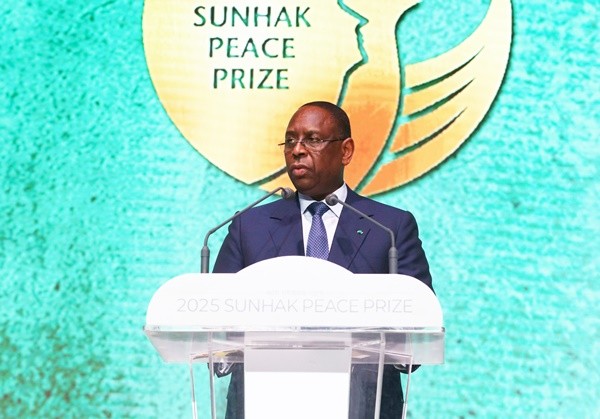 제6회 선학평화상 시상식에서 축사를 하는 마키 살 전 세네갈 대통령