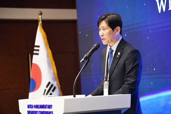 국제국회의장회의(ISC) 창립총회에서 환영사하는 이학영 부의장