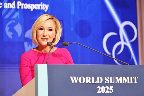 2025 월드서밋 개회식에서 축사를 하는 폴라 화이트 미국 신앙자문위원회 의장 겸 백악관 신앙사무소 수석고문