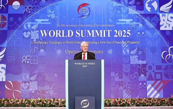 2025 월드서밋 개회식에서 기조연설을 하는 뉴트 깅리치 전 미국 하원의장
