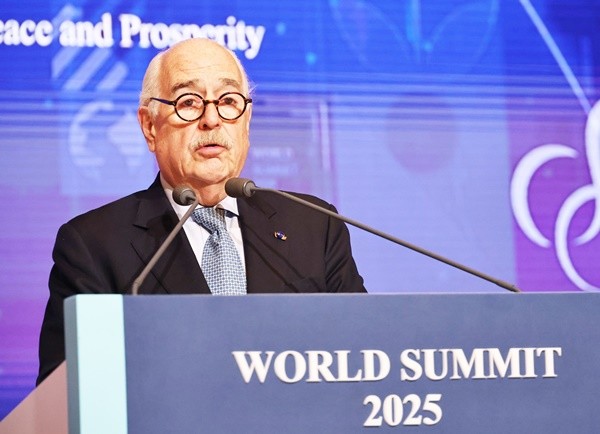 2025 월드서밋 개회식에서 기조연설을 하는 안드레스 파스트라나 콜롬비아 전 대통령