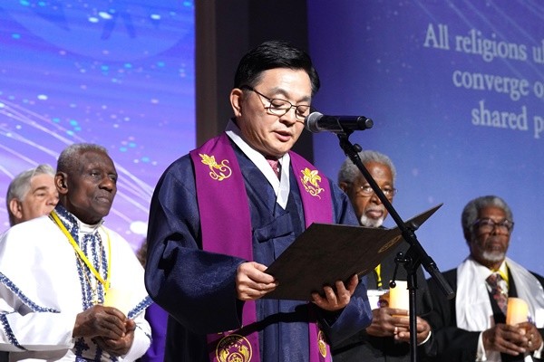 2025 세계 초종교 기도회에서 초종교 합심기도를 하는 황보국 세계평화통일가정연합 한국협회장