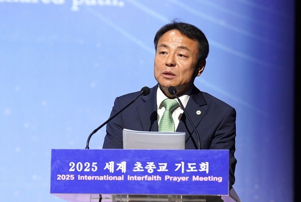 2025 세계 초종교 기도회에서 사회를 보는 이현영 한국종교협의회 회장