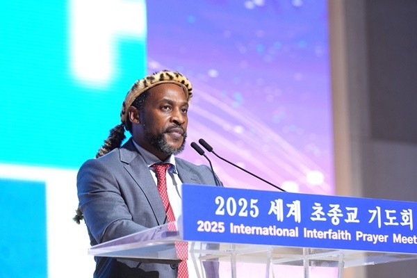 2025 세계 초종교 기도회에서 축사를 하는 사무엘 하데베 선지자(하나님의계시 교회)