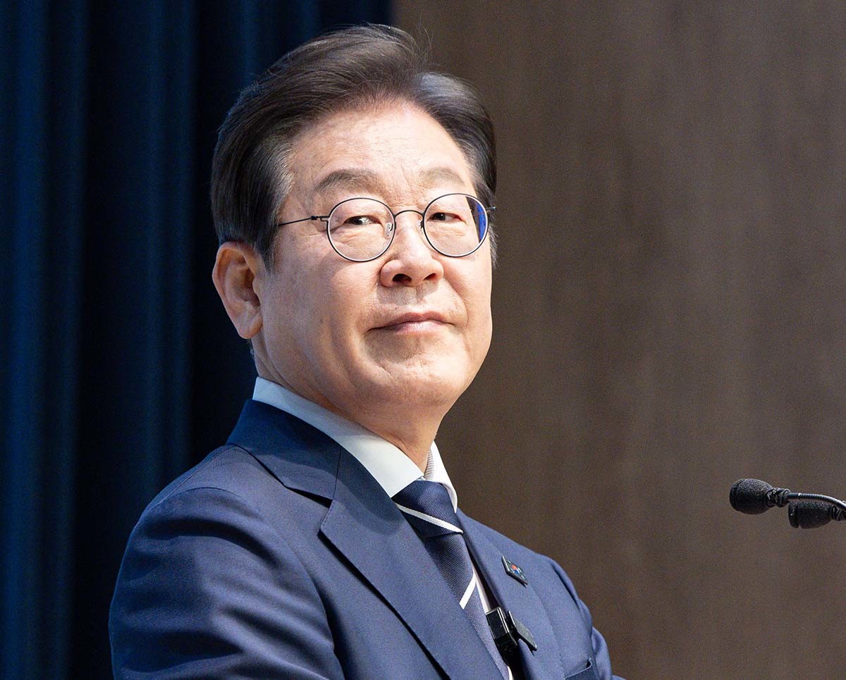 제21대 대통령선거에 출마를 선언한 이재명 더불어민주당 전 대표가 11일 오전 서울 여의도 국회 소통관에서 비전 및 캠프 인선을 발표를 앞두고 손목을 만지고 있다./ 뉴스1