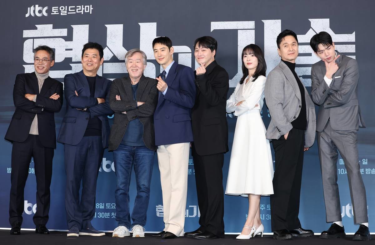 배우 오만석(왼쪽부터)과 성동일, 안판석 감독, 이제훈, 김대명, 안현호, 장현성, 차강윤이 지난달 6일 서울 구로구 라마다서울 신도림 호텔에서 열린 JTBC 새 토일드라마 ‘협상의 기술’ 제작발표회에 참석해 포즈를 취하고 있다. ‘협상의 기술’은 전설의 협상가로 불리는 대기업의 M&A 전문가와 그 팀의 활약상을 그리는 드라마다 / 뉴스1