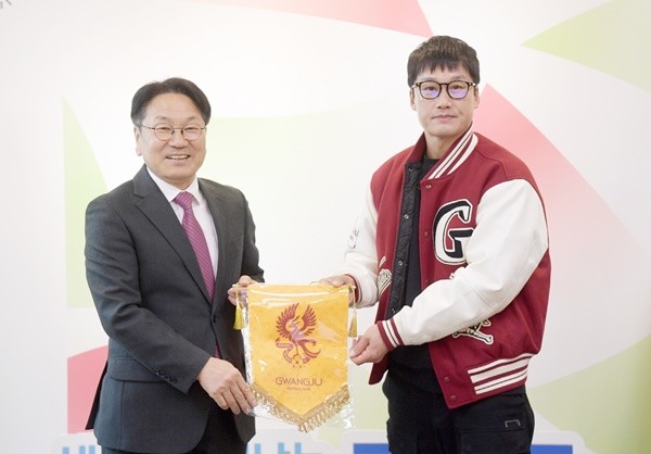 강기정 광주광역시장이 14일 오후 시청 접견실에서 광주FC 페넌트(삼각형 소형 깃발)를 전달받고 있다. /광주광역시 제공
