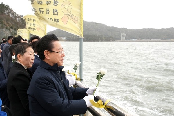 김영록 전라남도지사가 세월호 참사 11주기를 이틀 앞둔 14일 오후 진도군 임회면 진도항을 찾아 추모 헌화 및 묵념의 시간을 갖고 무고한 희생자의 넋을 기리고 있다.