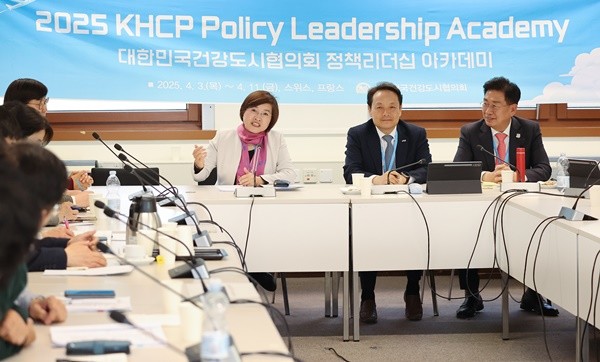 WHO 제네바본부에서 아이란 리 박사(임 청장 왼쪽, WHO 사무차장)와 WHO와 KHCP간 향후 협력에 관해 논의중인 임택 의장