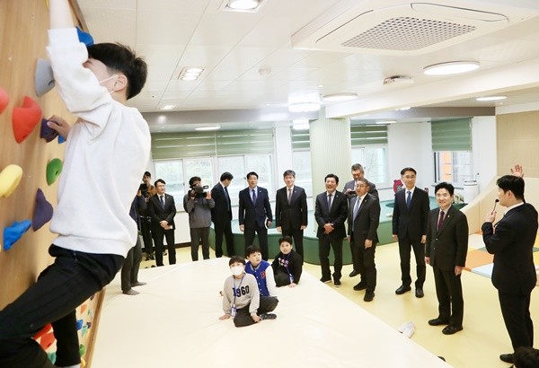 전남교육청 관계자들이 클라이밍 프로그램 수업을 참관하고 있다.