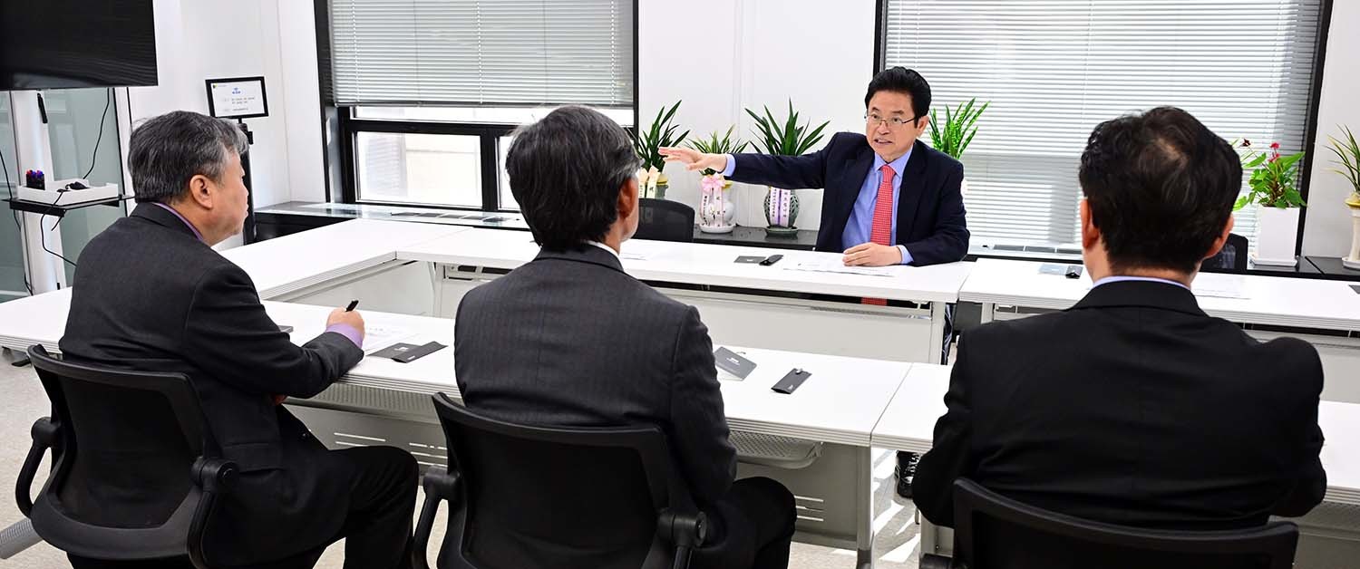 이철우 경북도지사가 한국프레스센터에서 한국인터넷신문협회(인신협)와 간부들과 간담회를 갖고 있다. / 인신협 제공