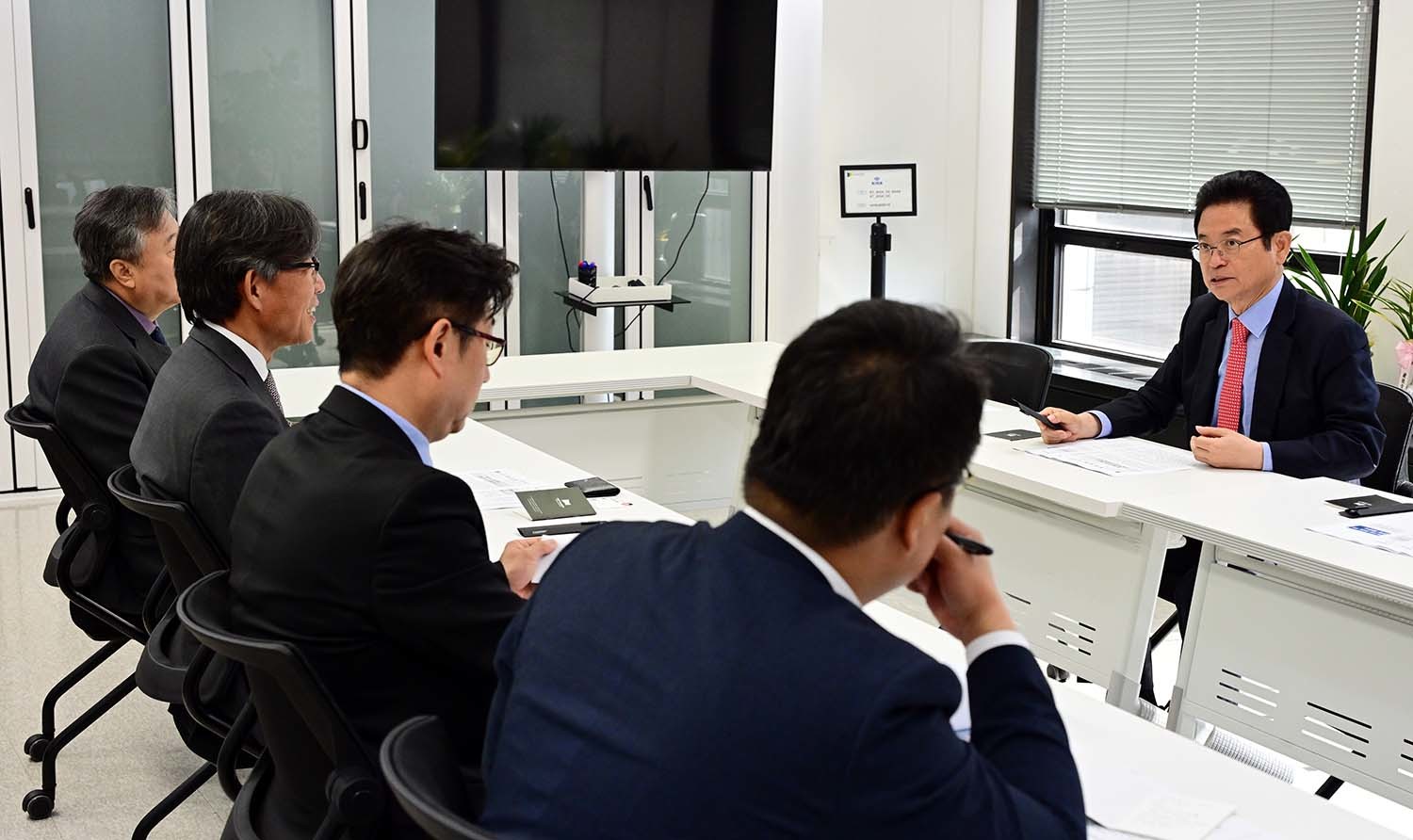 이철우 경북도지사가 한국프레스센터에서 한국인터넷신문협회(인신협)와 간부들과 간담회를 갖고 있다. / 인신협 제공