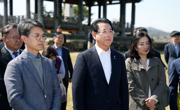 화순 적벽 상수원보호구역 개발을 위한 상수원관리규칙 개정과 관련하여 김완섭 환경부 장관이 15일 화순 적벽 일원을 방문한 가운데 김영록 전라남도지사가 구복규 화순군수로부터 동복 상수원보호구역 개요에 대해 설명을 듣고 있다.