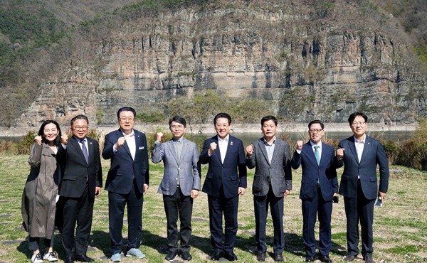 화순 적벽 상수원보호구역 개발을 위한 상수원관리규칙 개정과 관련하여 김완섭 환경부 장관이 15일 화순 적벽 일원을 방문한 가운데 김영록 전라남도지사가 참석자들과 기념촬영을 하고 있다.