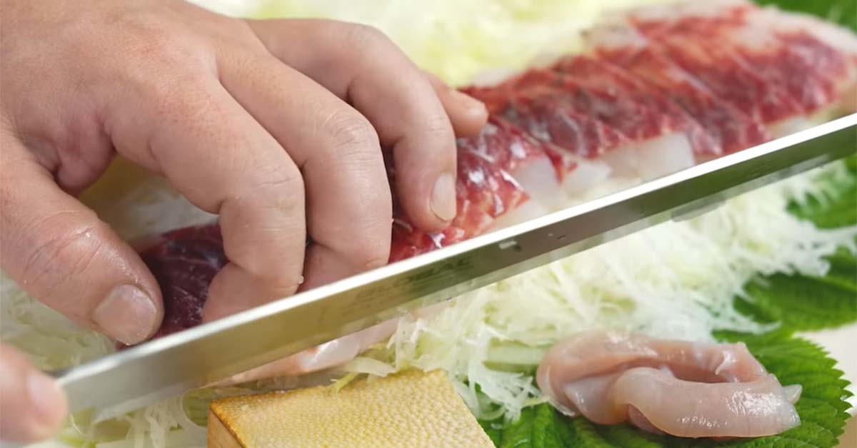 제철에 먹으면 자연산 방어로 착각할 정도로 맛있다는 숭어회. /  ‘입질의추억TV’ 유튜브 영상 캡처