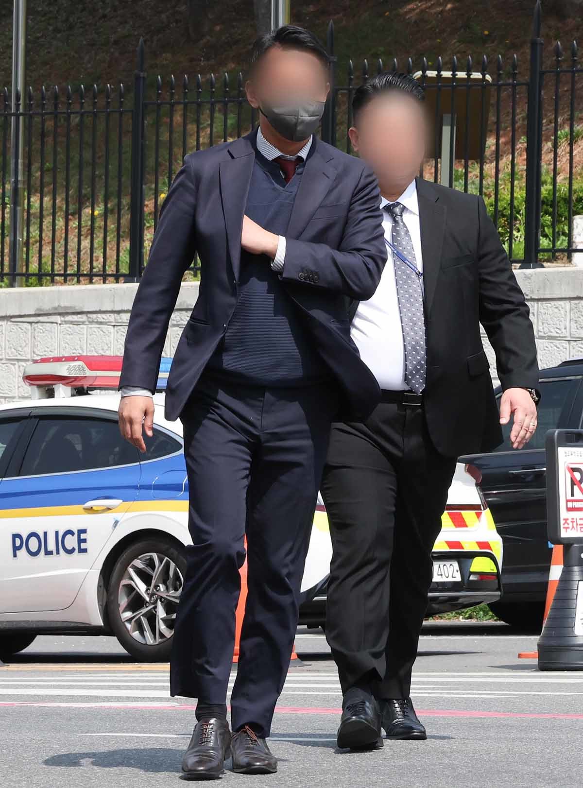 대통령실 압수수색에 나선 경찰 비상계엄 특별수사단이 16일 서울 용산 대통령실 민원실 출입구로 들어서고 있다. / 뉴스1
