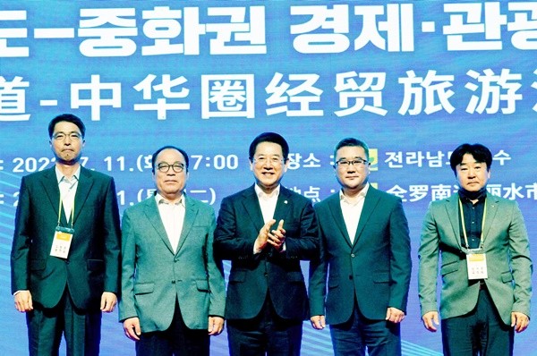 고향사랑기부- 장종섭 이사(왼쪽에서 두번째)