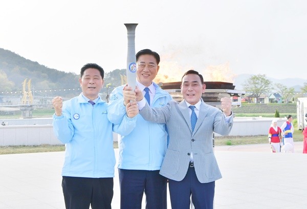 김한종 장성군수(중앙), 심민섭 장성군의회 의장(좌), 윤시석 장성군체육회장