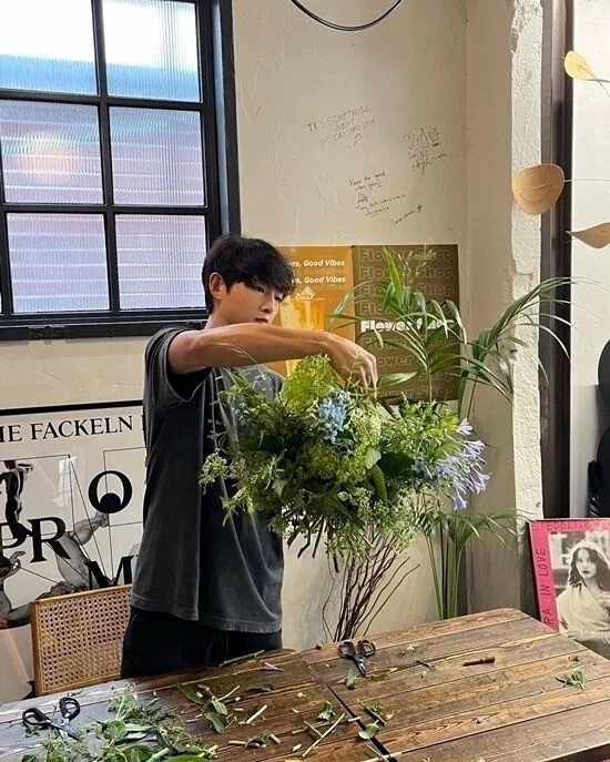Song Joong-ki with flowers. / Florist's Instagram