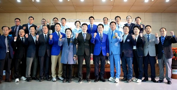 18일 장성 옐로우시티 스타디움 게이트볼장에서 열린 ‘제64회 전라남도체육대회’ 환영리셉션에서 김영록 전라남도지사 등 내빈들이 기념촬영을 하고 있다.