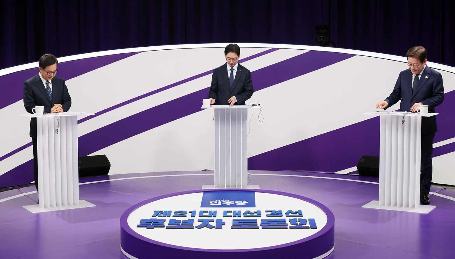 18일 저녁 상암MBC 스튜디오에서 열린 더불어민주당 대선 경선 후보자 첫 TV토론에 참석한 (오른쪽부터)이재명, 김경수, 김동연 후보자가 토론을 준비하고 있다. / 뉴스1