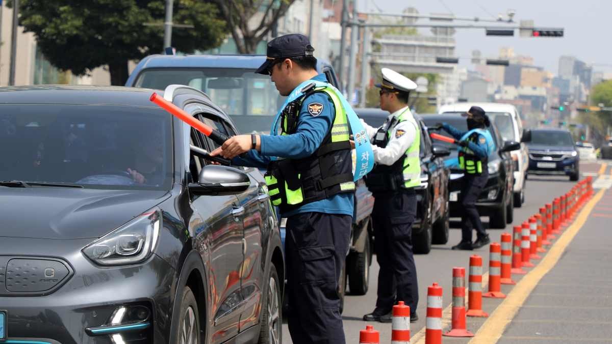 음주운전 단속을 하는 경찰들 / 뉴스1