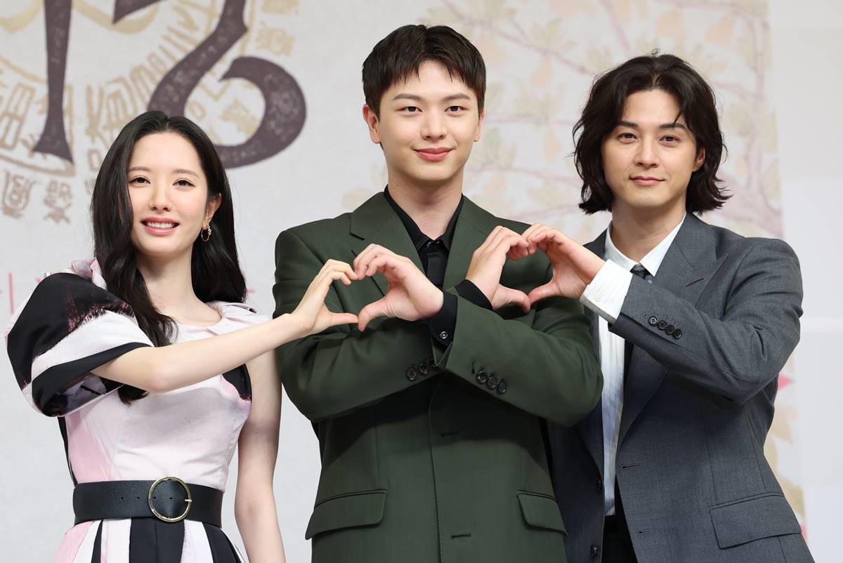 배우 김지연(왼쪽부터)과 육성재, 김지훈이 지난 17일 서울 양천구 목동SBS에서 열린 SBS 새 금토드라마 '귀궁'(극본 윤수정/연출 윤성식) 제작발표회에서 포즈를 취하고 있다. '귀궁'은 영매의 운명을 거부하는 무녀 여리와 여리의 첫사랑 윤갑의 몸에 갇힌 이무기 강철이가 왕가에 원한을 품은 팔척귀에 맞닥뜨리며 몸과 혼이 단단히 꼬여버리는 육신 쟁탈 판타지 로코다 / 뉴스1