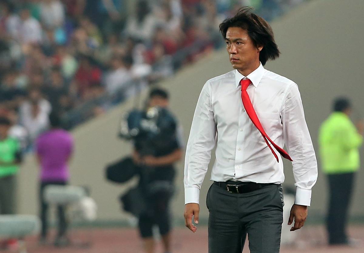 2013년 7월 28일 오후 서울 송파구 잠실종합운동장에서 열린 '2013 EAFF 동아시안컵 축구선수권대회' 한국과 일본의 경기에서 홍명보 감독이 선수들의 경기모습을 지켜보고 있다 / 뉴스1