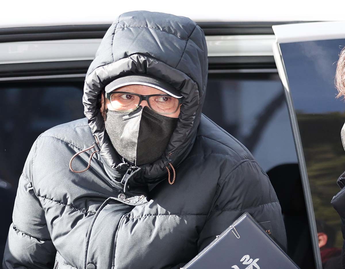 무속인 '건진법사' 전성배 씨가 2025년 1월 9일 서울 양천구 남부지방법원에서 열린 구속 전 피의자심문(영장실질심사)에 출석하고 있다. / 뉴스1