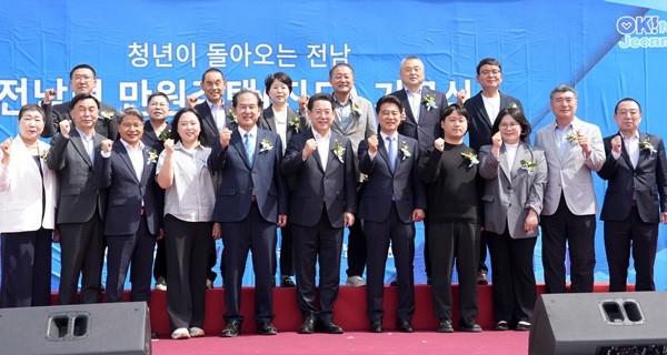 김영록 전라남도지사가 24일 진도읍 남동리 전남형 만원주택 사업부지에서 열린 ‘전남형 만원주택’ 기공식에서 참석자들과 기념촬영을 하고 있다.