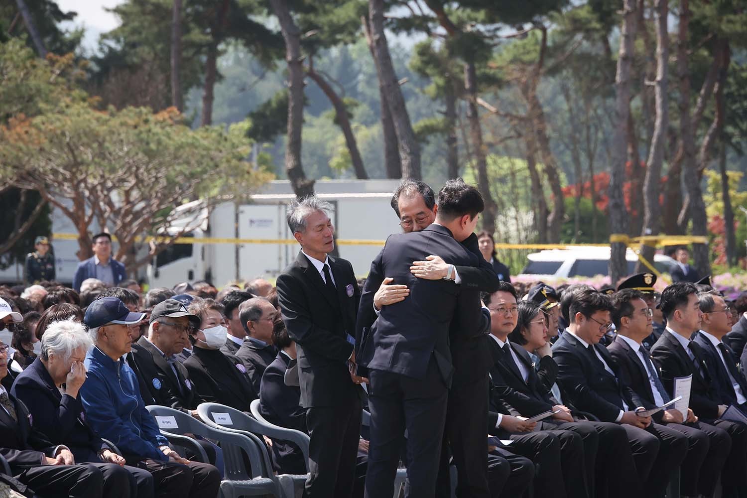 한덕수 대통령 권한대행 국무총리가 25일 대전 유성구 국립대전현충원에서 열린 제2회 순직의무군경의 날 기념식에 참석해 유가족을 위로하고 있다. / 총리실 제공