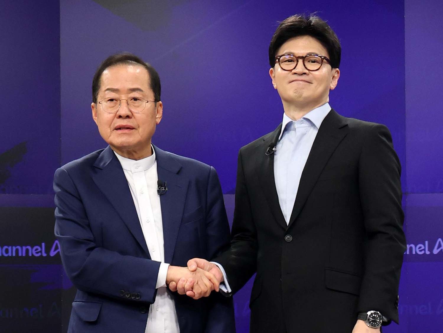 홍준표(왼쪽), 한동훈 국민의힘 대선 경선 후보가 25일 오후 서울 종로구 동아미디어센터 채널A 오픈스튜디오에서 열린 일대일 맞수 토론에 앞서 기념촬영을 하고 있다./ 뉴스1