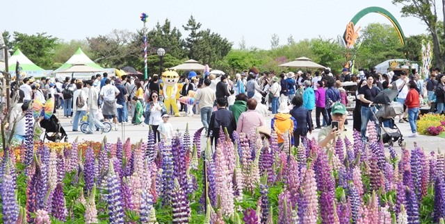 화창한 봄 날씨가 이어진 가운데 26일 함평나비대축제가 열리고 있는 함평엑스포공원에 전국에서 수 많은 관광객들이 찾아와 축제장 곳곳에 하루 종일 붐볐다.