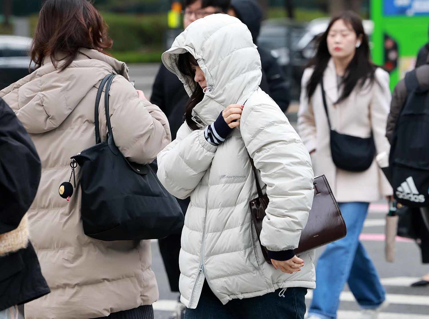 아침 최저기온이 평년보다 3~8도가량 낮은 쌀쌀한 날씨를 보인 14일 오전 서울 종로구 광화문 네거리에서 직장인들이 출근길을 서두르고 있다.  / 뉴스1