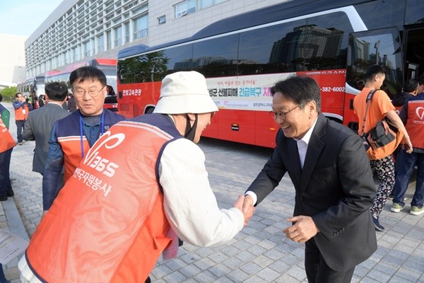 강기정 광주광역시장이 28일 산불 피해를 입은 경상북도 의성지역으로 복구 지원에 나서는 광주 자원봉사단을 배웅하고 있다. /광주광역시 제공