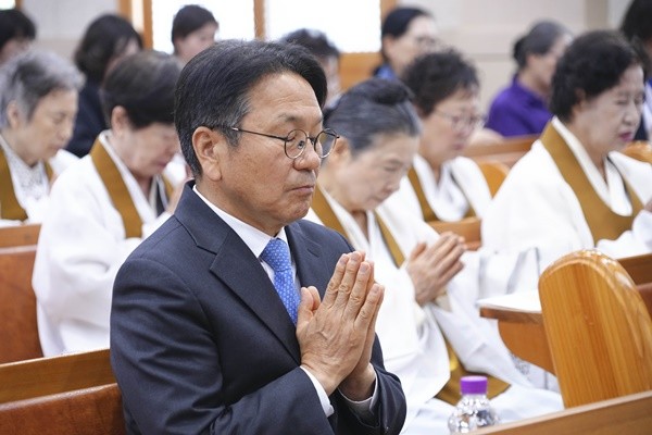 강기정 광주광역시장이 28일 오전 동구 원불교 광주교당에서 열린 ‘원불교 110주년 대각개교절 경축식’에 참석해 법회에 참여하고 있다./광주광역시 제공