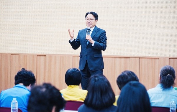 강기정 광주광역시장은 28일 김대중컨벤션센터에서 열린 ‘광주시 활동 해설사 역량강화 통합교육’에 참석해 인사말을 하고 있다./광주광역시 제공