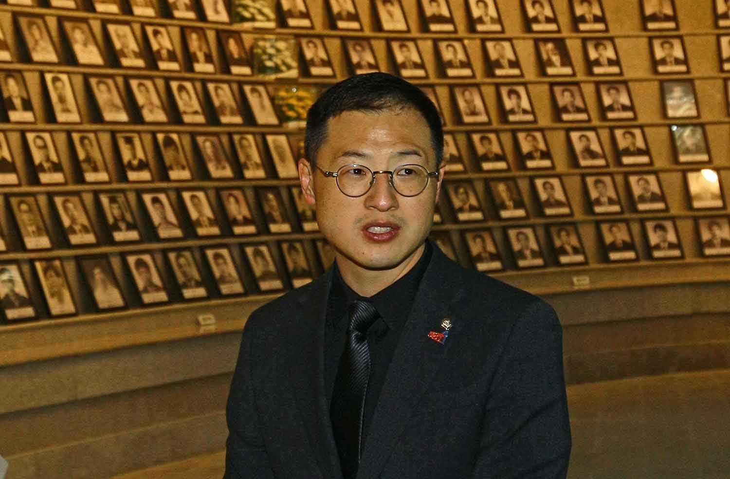 12·3 비상계엄 후 계엄해제 요구안과 윤 대통령 탄핵소추안에도 찬성한 김상욱 국민의힘 의원이 2월 24일 광주 북구 운정동 국립5·18민주묘지 유영봉안소에서 오월 열사를 바라보고 있다. / 뉴스1