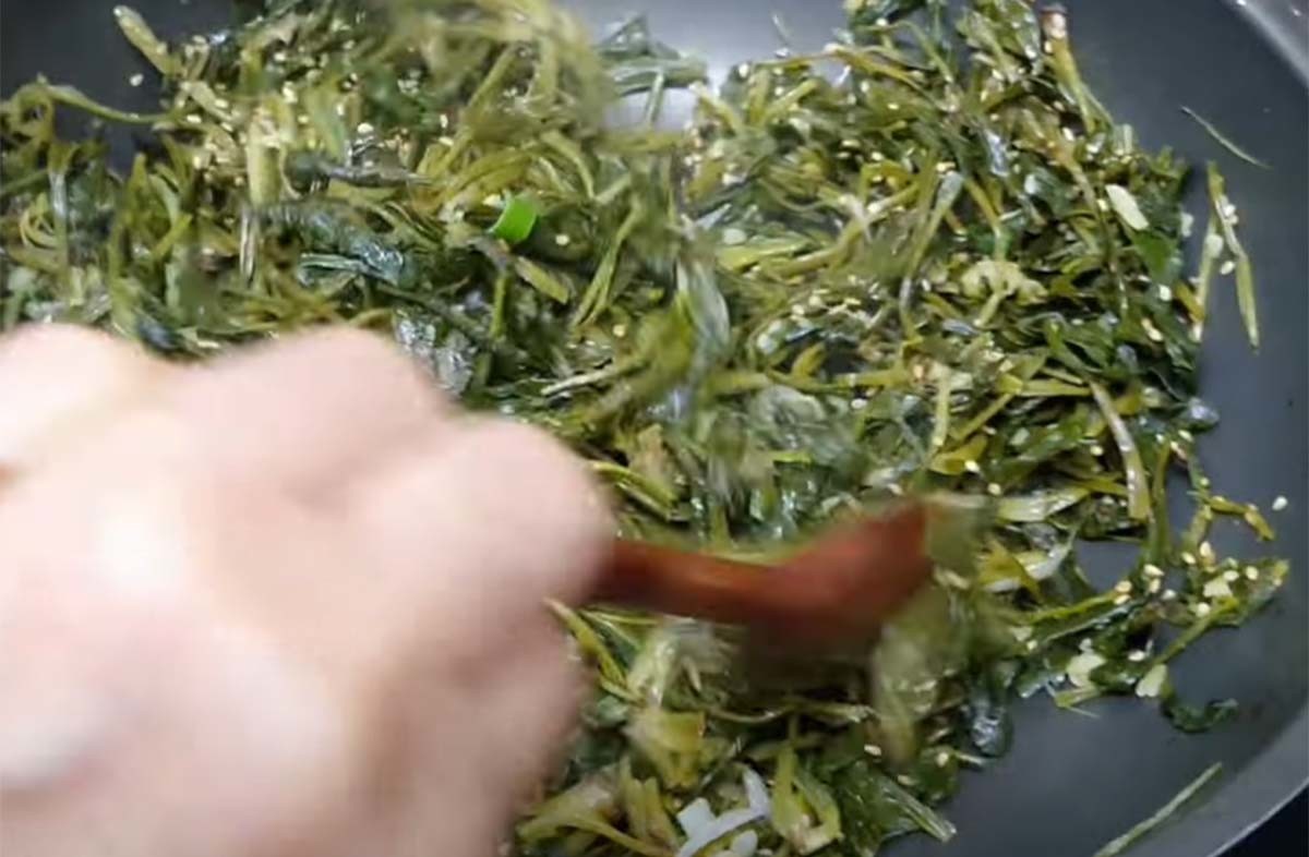 말린 질경이를 물에 불려서 볶는 모습. / '충청도외할머니밥상' 유튜브
