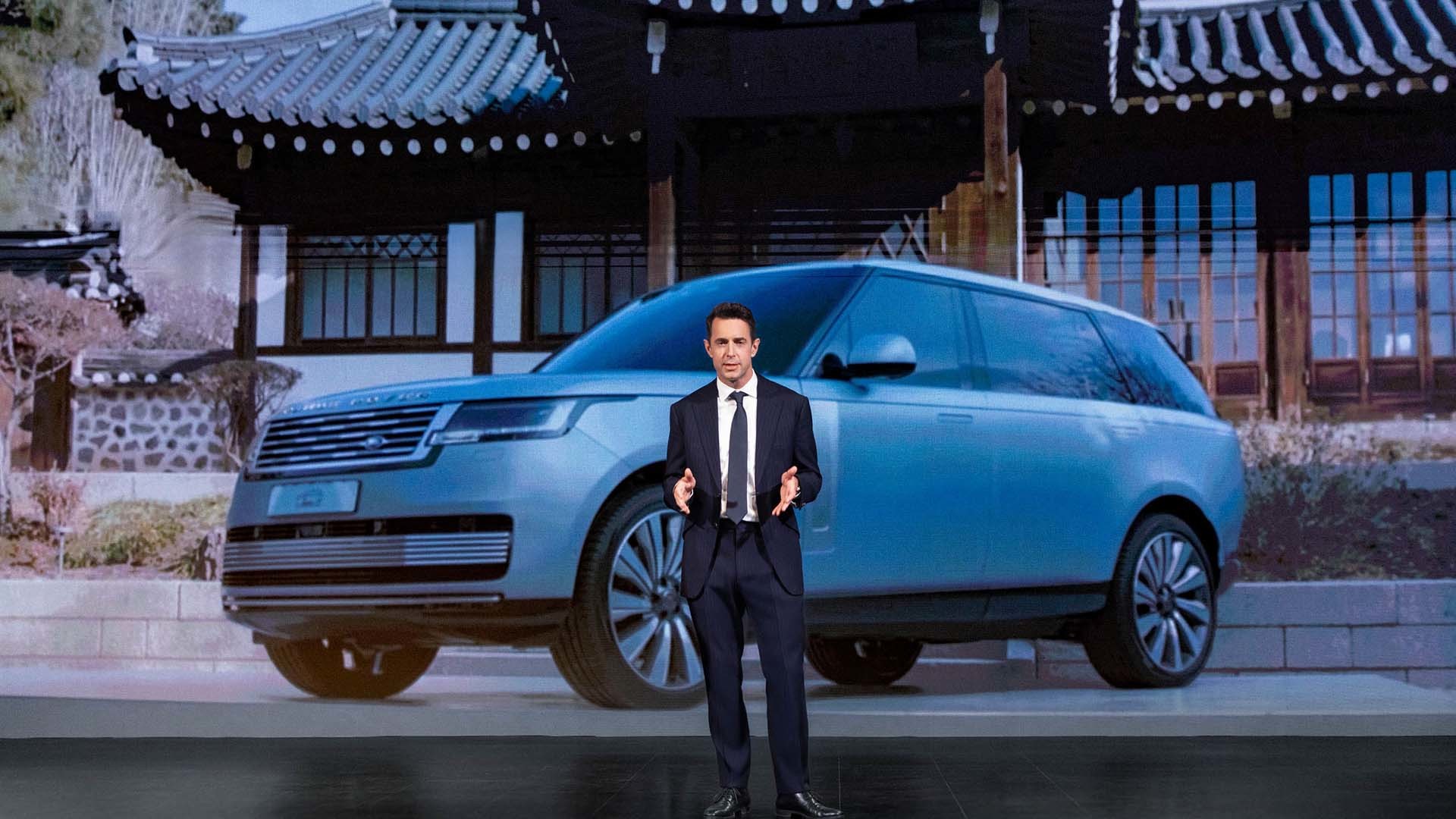 원 스트레티지 전략에 대해 설명하고 있는 로빈 콜건 JLR코리아 대표. / JLR코리아