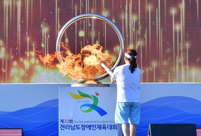 2024년 전남체전 시각탁구 금메달리스트 박영자 선수가 성화를 점화하고 있다.